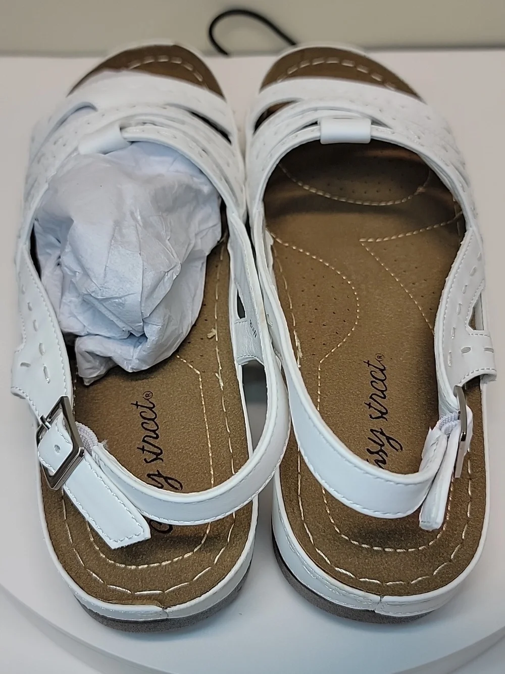 EASY STREET WIDE -NEW IN BOX- WHITE MULTI-STRAP SANDAL SIZE 8.5